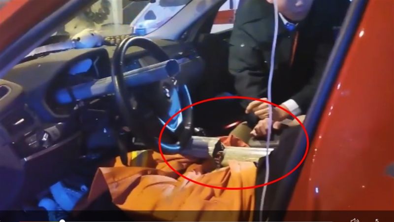 女駕失控自撞圍欄　超粗鐵管貫穿腹部