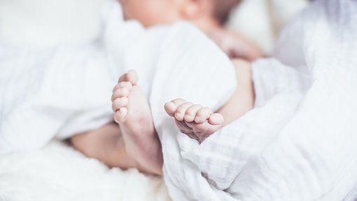 女嬰睡覺卡床墊縫…竟遭「活活悶死」