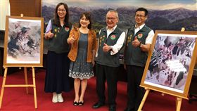 愛心畫家丘璦珍  石虎畫作授權苗栗縣府（3）苗栗畫家丘璦珍（左2）繪製石虎畫作，9日將畫作版權無償提供苗栗縣府使用，苗栗縣長徐耀昌（右2）感謝她的暖心義舉，並強調縣府會妥善運用在石虎保育宣導與教育推廣，號召更多人關注石虎保育與棲地生態保護議題。中央社記者管瑞平攝  108年10月9日