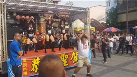 廟會,辣妹團,熱舞,表演,杯透哥　圖／翻攝爆廢公社公開版