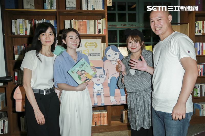 小兒子慶功宴，夢田文創執行長蘇麗媚與小兒子配音團隊。（圖／記者林士傑攝影）