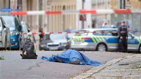 德國東部城市哈雷今日發生槍擊案，造成2人喪命，有一名凶嫌被捕，賽德情報集團（SITE）表示，槍手在發動攻擊時一面攝影，並將影片上傳到網路上。（圖／翻攝自美聯社）https://apnews.com/1ffa8eb5cbb244f3bab1444bfabb9a66/gallery/39c7aa02ac2546ee8d02dd47cd9289a9