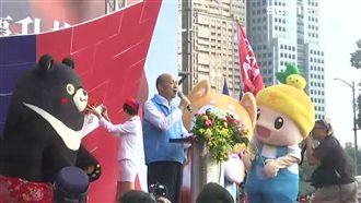 糗！韓國瑜國慶喊這…背板崩塌險砸頭