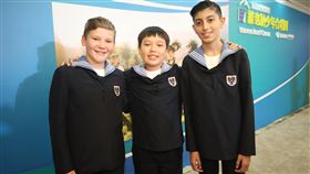 維也納少年海頓團唯一台灣男孩（2）連續15年訪台的維也納少年合唱團，今年團員中有一名台灣男孩巴湧恩（中）。從小學鋼琴的巴湧恩，10歲考進維也納少年合唱團，現在11歲，他說，「因為我喜歡唱歌，聽說維也納少年合唱團很有名，就來學習」。中央社記者張新偉攝　108年10月9日