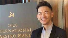 辦藝術節壓縮練琴時間  嚴俊傑為學子甘之如飴國際大師鋼琴藝術節即將邁入第4屆，將同步舉行首屆國際大師鋼琴大賽，藝術總監、鋼琴家嚴俊傑表示，舉辦藝術節花去許多練琴時間，但他希望這個平台能讓上一代的音樂傳奇在台灣重現，音樂學子不用出國，就可遇見真正的名師。中央社記者趙靜瑜攝  108年10月9日