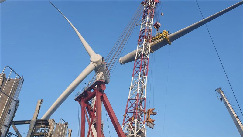 首座離岸海洋風電完成安裝　年底商轉