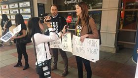 ▲華盛頓巫師與龍獅的熱身賽，出現抗議球迷。（圖／取自推特）