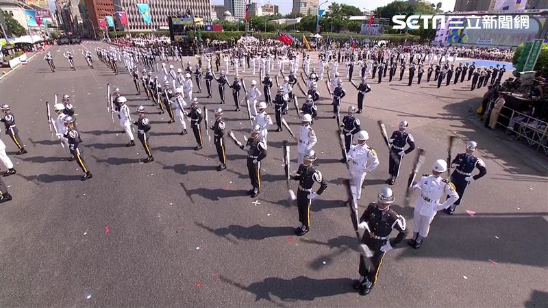 熱血！三軍樂儀操槍表演阿妹《牽手》