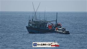 海委會海巡署艦隊分署高雄海巡隊PP-10026巡防艇及東部地區機動海巡隊花蓮艦，2日在鵝鑾鼻西南方127浬國內專屬經濟海域查獲越南籍漁船從事漁撈作業。（圖取自facebook.com/CGAFLB）