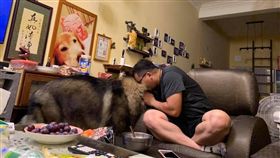 粉專「毛手毛腳」在昨（9）日貼出一則貼文，飼主表示家中飼養的高加索犬「蒜頭」一旦做錯事，就會將牠鍊起來當作處罰，但先生總是會上前抱著「蒜頭」給予安慰，而「蒜頭」就這樣跟先生依偎著，也讓飼主笑喊「把那個男人也給我綁了」。（圖／「毛手毛腳」粉絲專業提供）