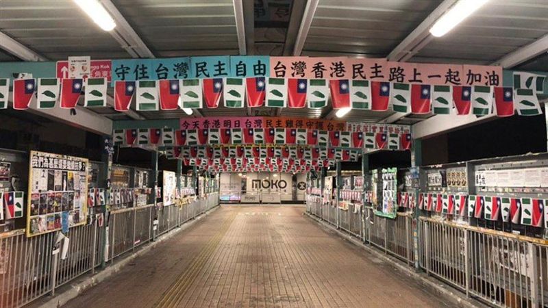 國旗現香港街頭！網友感動：台港互挺