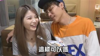 酷炫伸手被抓包！餐廳偷摸大腿超明顯