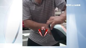 車停好…瘋男突暴衝敲窗扯鏡！她嚇壞