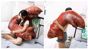 豬腳抱枕，翻攝自亞馬遜