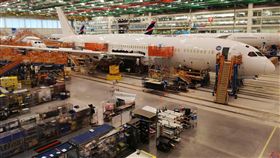 波音787小秘密　機身複合材料冷凍保鮮波音787飛機被喻為夢想機，美國南卡羅萊那州的廠區是生產大本營，787機身有59%以上材質使用複合物料，原始的複合材料都儲存在冷凍庫中，直到準備進行生產時才會取出使用，使用前還要高壓烘烤。中央社記者汪淑芬攝　108年10月10日