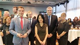 駐荷處舉辦108年國慶酒會駐荷蘭代表代表陳欣新（右3）10月9日晚間主持國慶酒會，荷蘭眾議院外交委員會委員范赫沃特（前左）現身力挺台灣。（駐荷蘭代表處提供）中央社記者唐佩君布魯塞爾傳真  108年10月10日