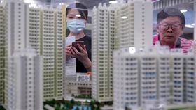 化解反送中風波 港府擬徵收房屋空置稅香港政府13日公告將推動徵收房屋空置稅，外界相信此舉與「反送中」運動有關，房價高居不下被視為引發這場政治風波的主因之一。圖為5月23日在香港房屋委員會客務中心，欲申請新一期居屋的市民觀看模型。（中新社提供）中央社　108年9月13日