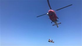 國搜中心派遣直升機前往七星山東峰，將鄭姓男子及其妻子送至台北榮總就醫（翻攝畫面）