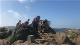 國搜中心派遣直升機前往七星山東峰，將鄭姓男子及其妻子送至台北榮總就醫（翻攝畫面）