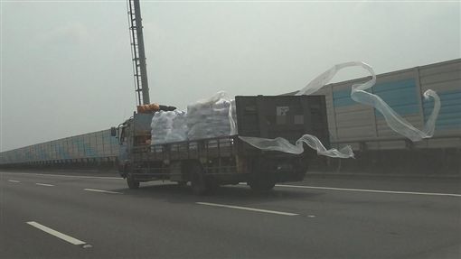 塑膠布隨風飄 貨車國道上演 敦煌飛天 網驚 好危險 生活 三立新聞網setn Com