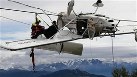 飛機,義大利,倒掛,纜車,纜線,失事,救援,機翼,低飛,黑盒,駕駛,滑雪場,  圖／翻攝自推特