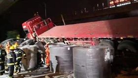 江蘇高架坍塌3死2傷！超載貨車曝光…網驚：等於3輛坦克（圖／翻攝自微博）