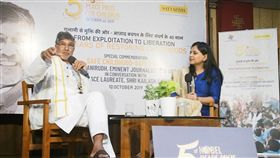 沙提雅提與女主播對談挽救兒童運動創辦人沙提雅提（左）10日在沙提雅提獲諾貝爾和平獎5週年活動上與主播對談，並呼籲印度和全球對童工問題採取行動。中央社記者康世人新德里攝  108年10月10日