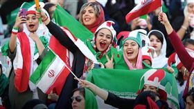伊朗女性40年來首次在首都德黑蘭國家體育場觀看國家足球隊比賽。（圖／翻攝自twitter.com/theafcdotcom）