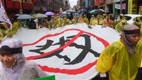 外籍移工遊行表達訴求（2）台灣移工聯盟7日發起「看見非公民大遊行」，計畫從勞動部一路遊行至凱道前，移工們在雨中拉布條、呼口號表達訴求。中央社記者施宗暉攝 107年1月7日