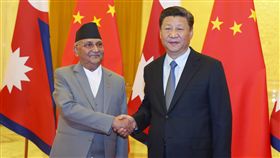 尼泊爾總理訪陸 敲動中印關係尼泊爾總理奧利（左）19日訪問中國，先後會晤國家主席習近平（右）和總理李克強，此舉令人覺得中尼關係持續正面發展，但也難免引起印度方面的疑慮，敲動中印關係。（中新社提供）中央社　107年6月22日