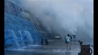 影／直擊台東9米浪　吞噬3遊客落海