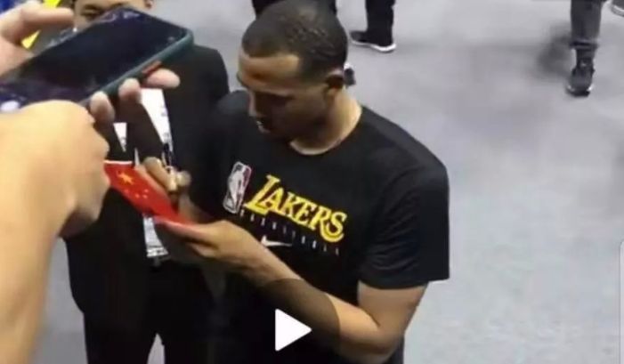 不甩抵制！陸球迷拿「五星旗」要簽名