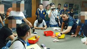 國慶連假開賭　台南警破獲職業賭場逮21人台南市北區一間職業賭場利用國慶日連假開賭，警方到場埋伏，逮獲賭場負責人及賭客共21人，依法送辦。（翻攝照片）中央社記者張榮祥台南傳真　108年10月11日