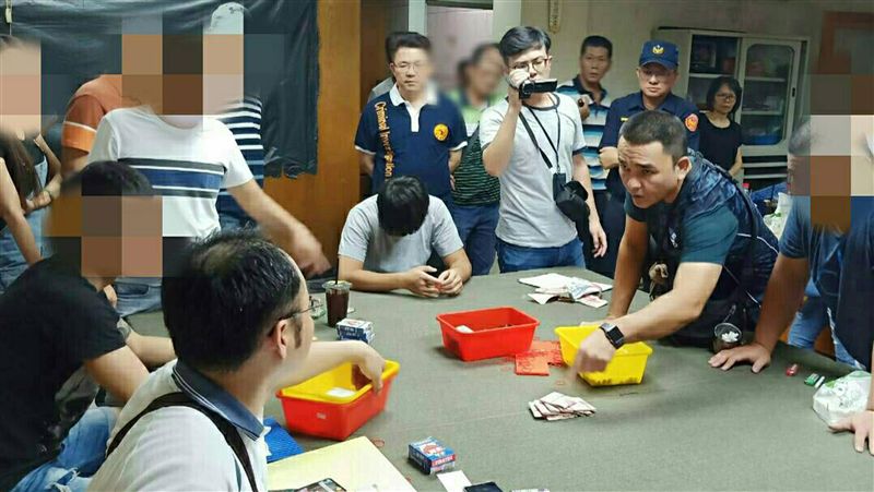 連假開賭　台南警破職業賭場逮21人
