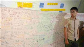 中山大學連儂隧道布置啟用（2）國立中山大學校內「連儂牆」曾遭陸客撕毀，學生會長莊皓鈞（圖）發起學習香港人「撕一貼百」精神，30日布置啟用西子灣隧道成「連儂隧道」，維護言論自由。中央社記者陳朝福攝　108年9月30日