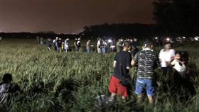 為了看屏東煙火遊客踩爛即將收割的稻穗田。（圖／翻攝自爆怨公社）