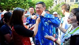 卓榮泰體驗越南國服民進黨主席卓榮泰（中）11日在新北市板橋農村公園參加新住民市集，現場穿上藍色的越南國服，盼新住民能把台灣當成最可愛的家園。中央社記者黃旭昇新北攝　108年10月11日