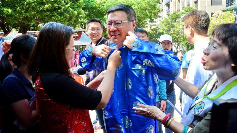 卓榮泰體驗越南服　盼新住民文化融合