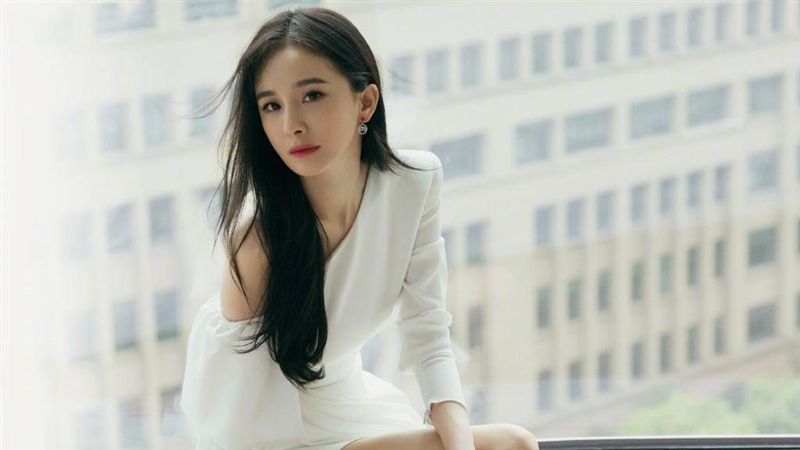 楊冪零修圖小腿現形　網驚：這不科學