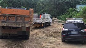 違法棄置營建廢棄物　新竹警逮人送辦竹東警分局表示，日前獲報有貨車私載營建廢棄物往山區亂倒，警方通知相關單位組專案小組查緝，將載運廢棄物的黃姓司機當場逮捕，且追出幕後張姓業者，兩人11日訊後皆送辦。（翻攝畫面）中央社記者郭宣(文三)傳真　108年10月11日