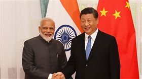 莫迪與習近平握手  舉行雙邊會談印度總理莫迪（左）13、14日在吉爾吉斯出席上海合作組織會議，並與中國國家主席習近平在場邊舉行雙邊會談。（印度總理辦公室提供）中央社記者康世人新德里傳真  108年6月16日