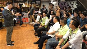 卓榮泰：民進黨對桃園立委選情有信心民進黨主席卓榮泰（左）11日下午前往桃園市多個選區，為黨籍立委提名人加油打氣，他並說，桃園市長鄭文燦（坐者前排右3）的施政與服務有目共睹，因此民進黨對桃園立委選情充滿信心。中央社記者邱俊欽桃園攝　108年10月11日