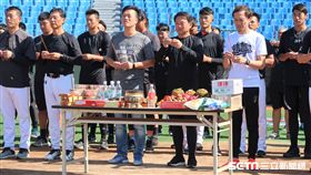 桃猿練球前團拜。（圖／記者王怡翔攝影）