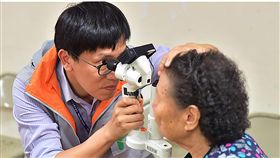 一只皮箱送Eye到家　北市聯醫造福東引長者台北市立聯合醫院將「居家醫療」服務延伸至馬祖東引，眼科部醫師林穎正透過「一只皮箱」行動醫療服務，將診間直接搬到離島民眾家中，造福當地長者。（連江縣衛生福利局提供）中央社　108年10月11日