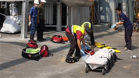 南投南崗工業區傳工安意外釀3死南投縣南崗工業區一間工廠10日傳出工安意外，3名工人在搭建鐵架時，不慎從高處墜落，其中一人當場死亡，另兩名工人送醫急救後仍宣告不治。（翻攝照片）中央社記者吳哲豪傳真　108年10月10日