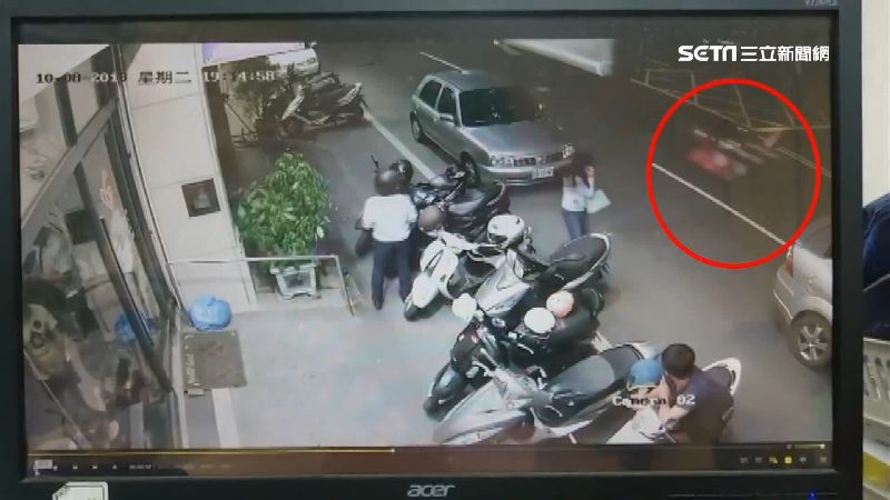 韓國瑜路平破功　雙載姊妹摔飛破相