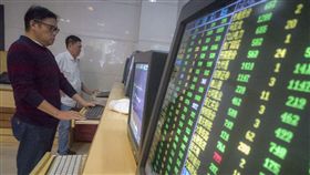 中國金融三高層　齊向股匯市信心喊話針對陸股跌跌不休、人民幣持續走貶，中國銀保監會主席郭樹清、央行行長易綱、證監會主席劉士余19日上午齊聲喊話，欲提振金融市場信心。圖為18日陸股重挫，海口市某證券公司的螢幕一片綠油油。（中新社提供）中央社　107年10月19日