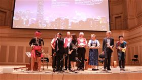 駐瑞士代表處舉辦雙十國慶音樂會駐瑞士代表處10日晚間在伯恩市舉辦雙十國慶音樂會，駐瑞士代表黃偉峰（講話者）上台介紹舒米恩（左）、旅瑞音樂家及樂團等。（駐瑞士代表處提供）中央社記者唐佩君布魯塞爾傳真　108年10月11日