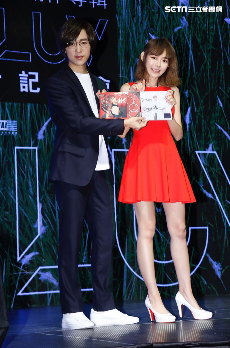 林明禎(右)出席方泂鑌新專輯發表會。（圖／記者林聖凱攝影）