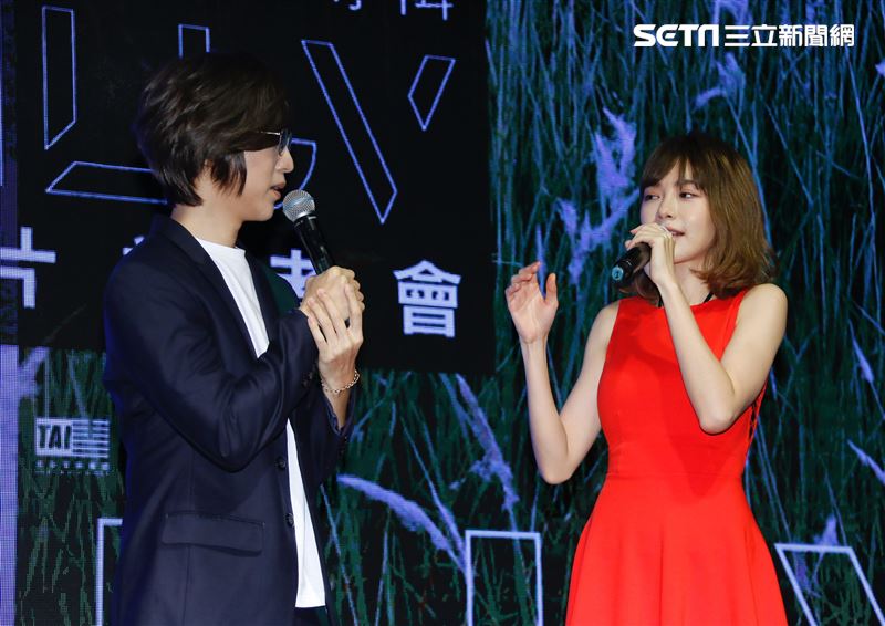 林明禎(右)出席方泂鑌新專輯發表會。（圖／記者林聖凱攝影）